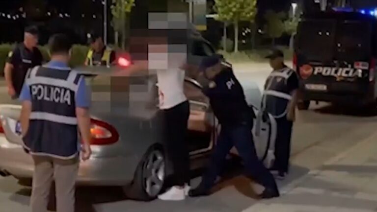 VIDEO/ Në pranga 3 persona, lëviznin me armë dhe municion luftarak