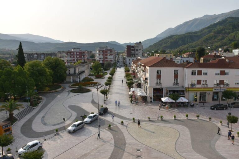Kryeministri poston pamjet nga Përmeti: Rritet çdo vit si destinacion turistik (FOTO)