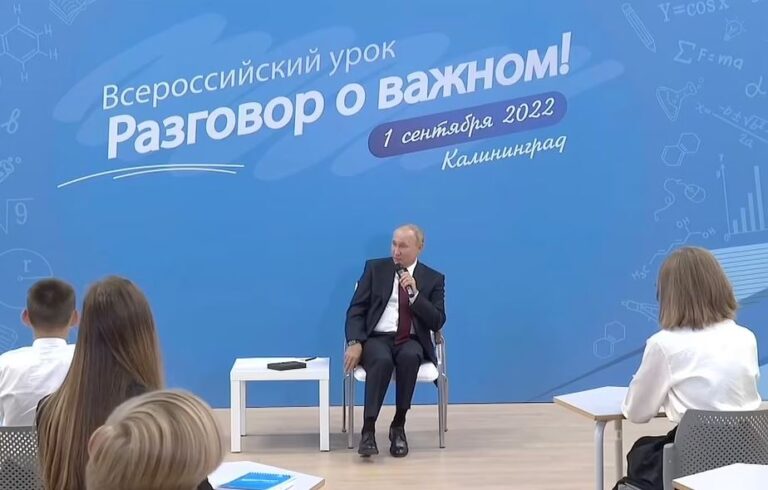 VIDEO/ Rëndohet gjendja e Putinit? Këmbët i lëviz në mënyrë të pakontrolluar