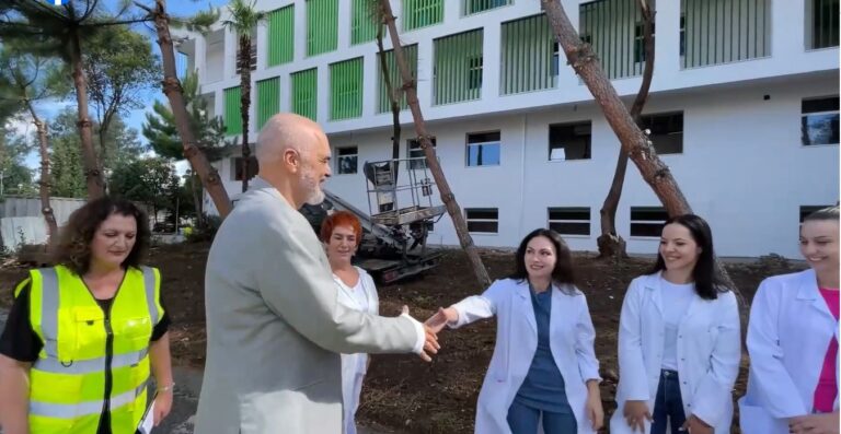 Rama inspekton punimet për zgjerimin e spitalit Infektiv në QSUT: Me kushte ndërkombëtare