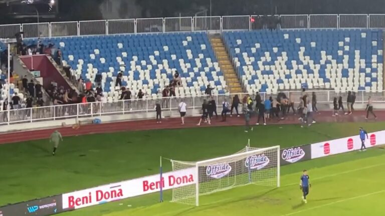 Plas në Kosovë, përleshje masive mes tifozëve të Plisave dhe Xhebrailave (VIDEO)
