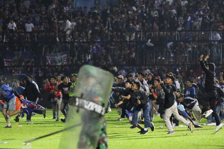Tragjedia në stadium, 3 shkaqet që shkaktuan vdekjen e 174 tifozëve