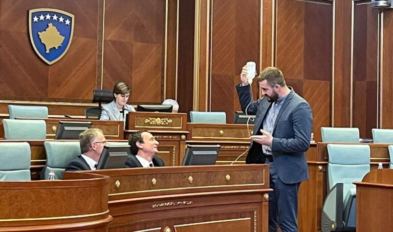 Fotolajm/ Deputeti i jep ”serum” Kurtit në Kuvend