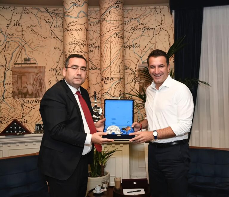 Veliaj pret ambasadorin e ri të Turqisë në Tiranë: Na presim bashkëpunimet për rininë dhe familjet në nevojë