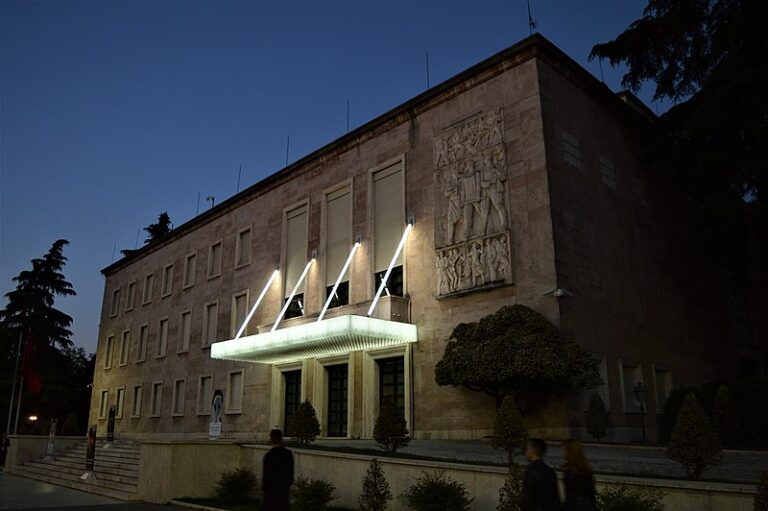 ”Shuhen” dritat në institucione, monumente dhe rrugë. Temperaturë e caktuar për kondicionerin