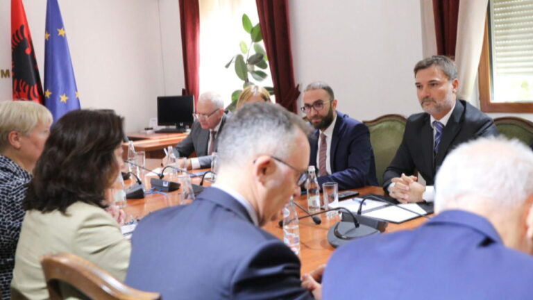 Takimi i deputetëve me 8 ambasadorët, Alibeaj tregon se për çfarë u diskutua