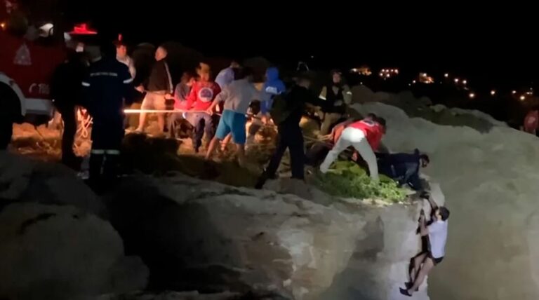 VIDEO/ Sfida për një jetë të lirë u merr jetën 16 vajzave, varka përplaset me shkëmbin