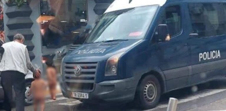 Tronditëse/ ”Nën hundën” e policisë, babai nxjerr fëmijët lakuriq për të lypur në rrugë
