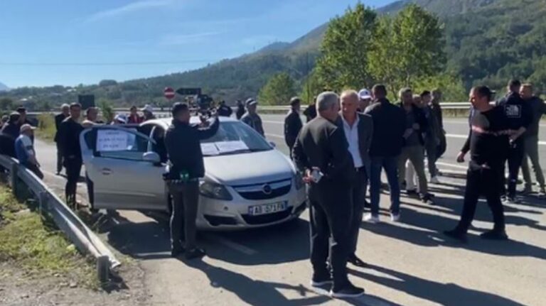 Banorët e Rubikut dalin në protestë në Rrugën e Kombit: Po na izoloni