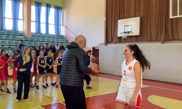 VIDEO/ Rama në Përmet, duel me lojtaren më të mirë të basketbollit