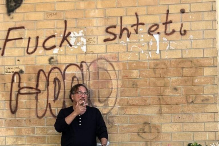 ”Fu*k shteti”, Jim Belushi vjen në Tiranë dhe bën foto të pazakontë
