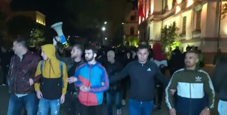 Thirrja e fortë nga qytetarët: Policisë po i mbeten djemtë e Shqipërisë në dorë