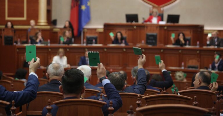 11 deputetët që nuk e mbyllën mandatin, disa në burg dhe të tjerë ikën nga politika