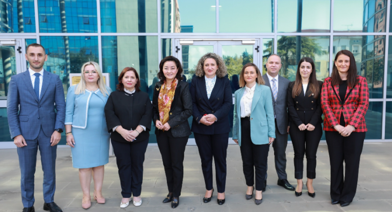Vizita e Kim në GJKKO, ambasada Amerikane: Përgëzime për punën e palodhur