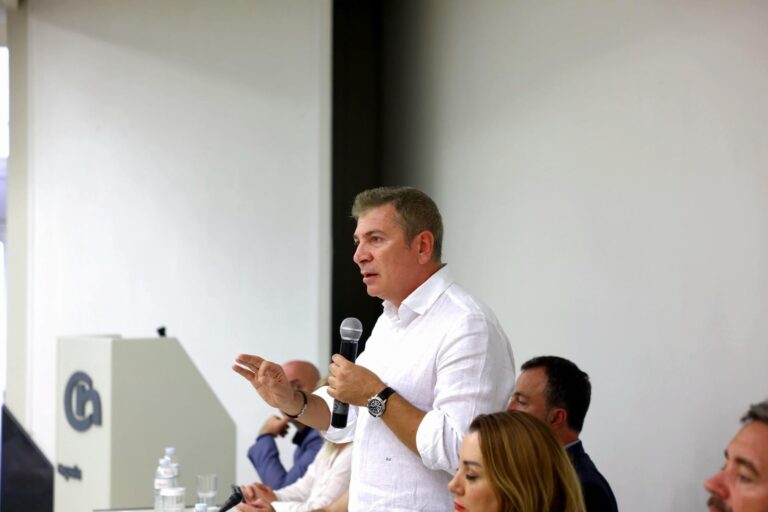 Gjiknuri takim me emigrantët në Greqi: Investoni kursimet në Shqipëri