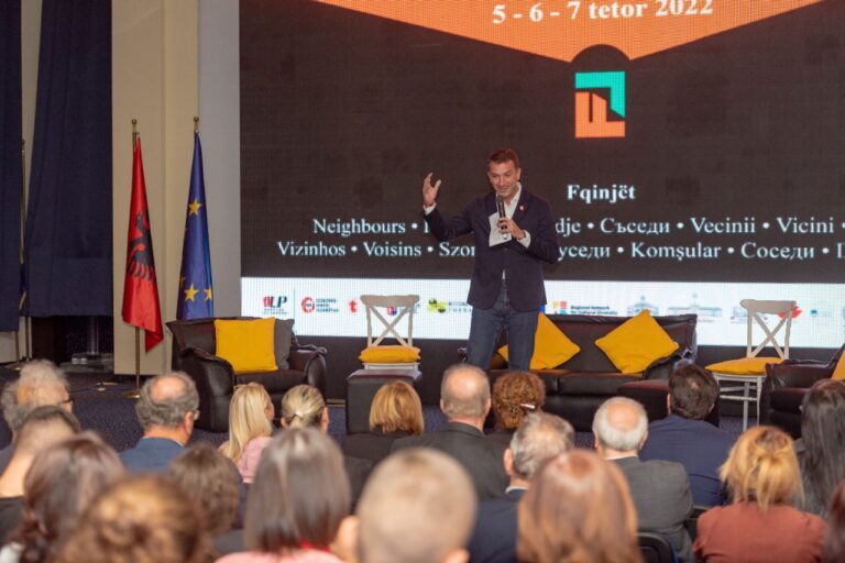 ”Fqinjësia e mirë jo e mirëqenë”/Veliaj: Takimet për librin, eksperienca e duhur mes të rinjëve