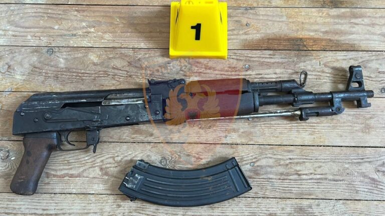 19-vjeçari me kallashnikov në makinë, kapet në ”befasi” nga Policia