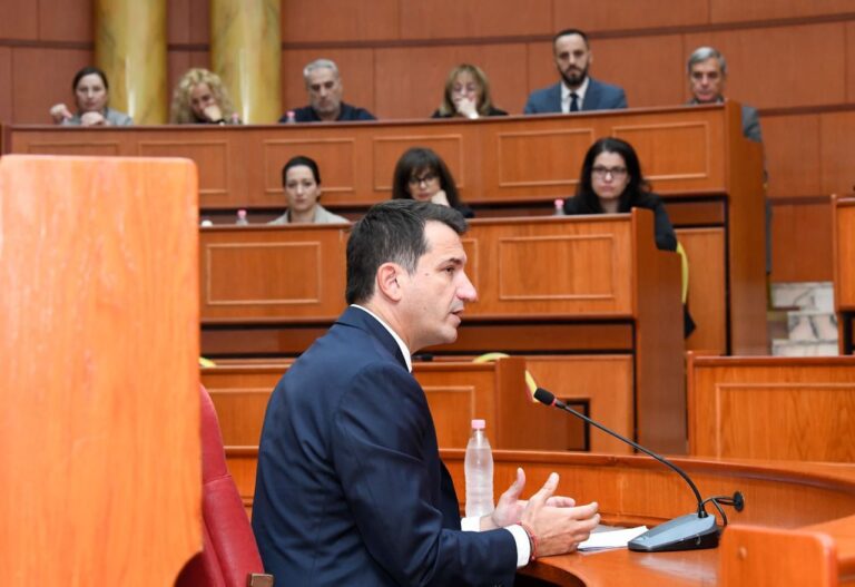 Veliaj jep lajmin e mirë: Abone falas për studentët, subvencionim për konviktet