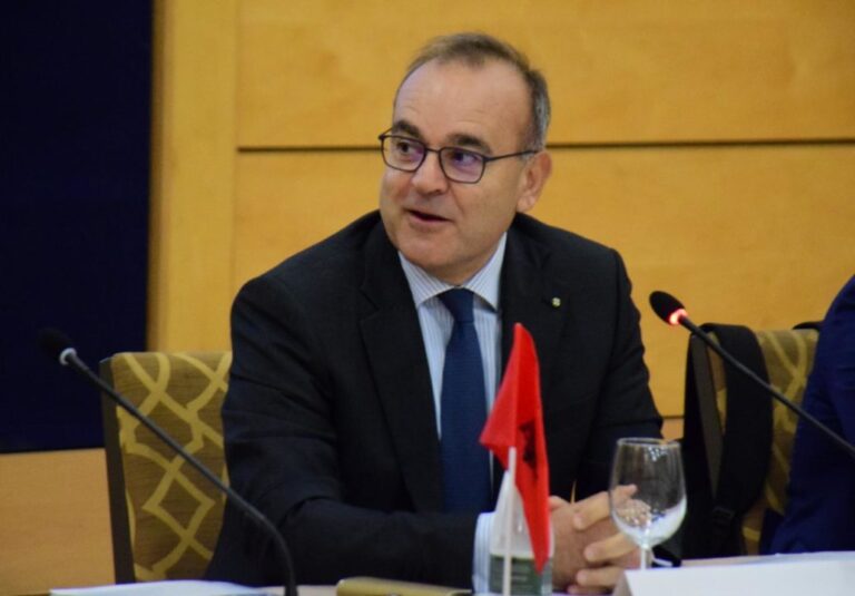 Liria e medias? OSBE: Gazetarët në Shqipëri kërcënohen dhe sulmohen fizikisht