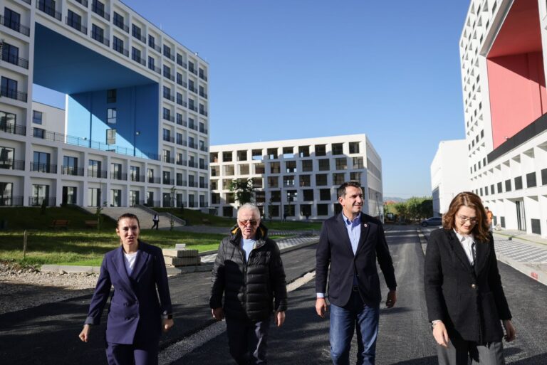 FOTO/ Veliaj viziton rezidencat e reja studentore në Kodër Kamëz