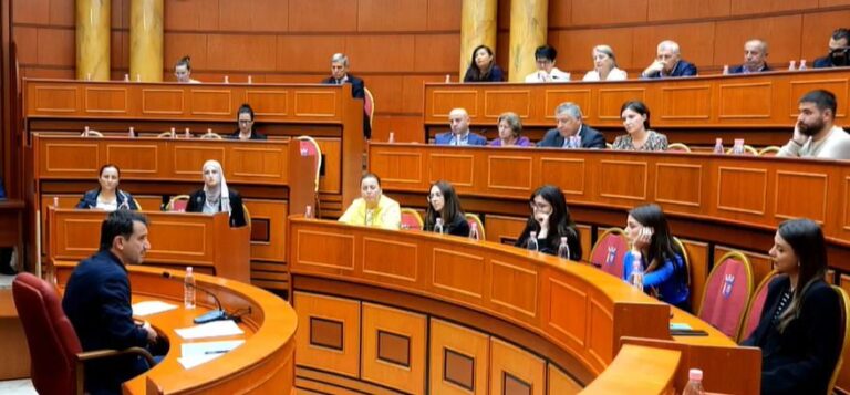 Veliaj si Rama: Cilët profesorë janë të pavarur? SHIK-asit e Gazidedes apo deputetët e Foltores