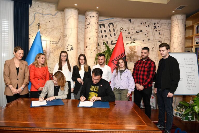 Shtohen shërbimet për Kartën e Studentit, Veliaj: Abone falas dhe përgjysmimi i kostos së konvikteve