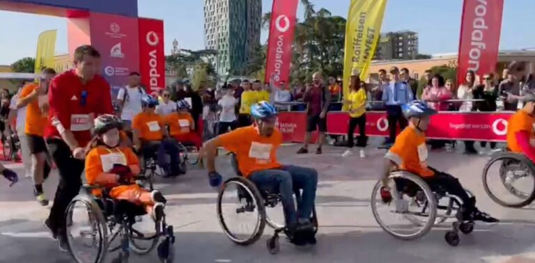 VIDEO/ Maratona e Tiranës, Veliaj i bashkohet kauzës së personave me aftësi ndryshe