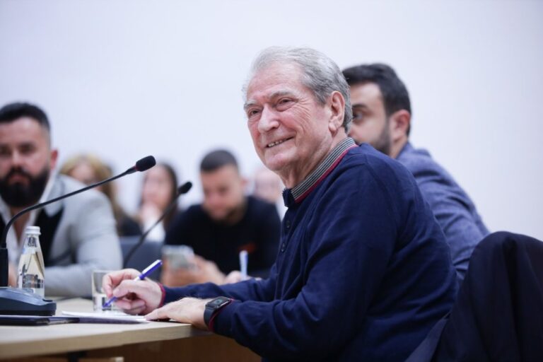 Berisha poston videon e manipuluar për policët bashkiakë. Kush është ish-shoferi i Drejtorit të Policisë në kohën e PD?
