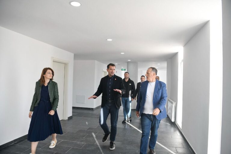 Shkolla e re në Dritas, Veliaj: Opozita merr lekë nga rusët dhe kërkon të vërë shqiptarët kundër