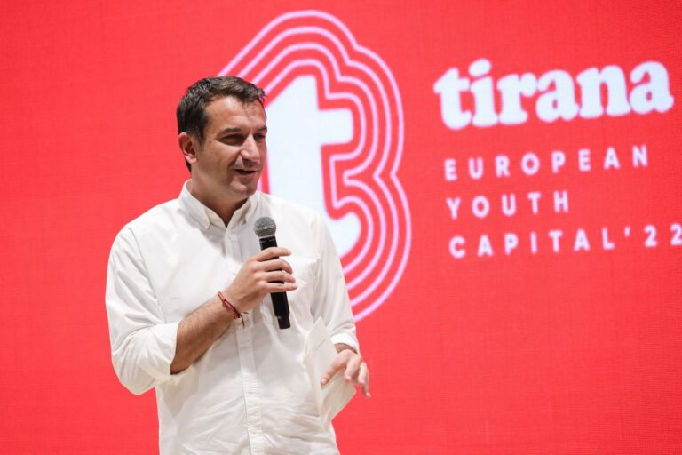 Erion Veliaj: Ata që shajnë kullat, aty kanë shtëpitë dhe zyrat e tyre