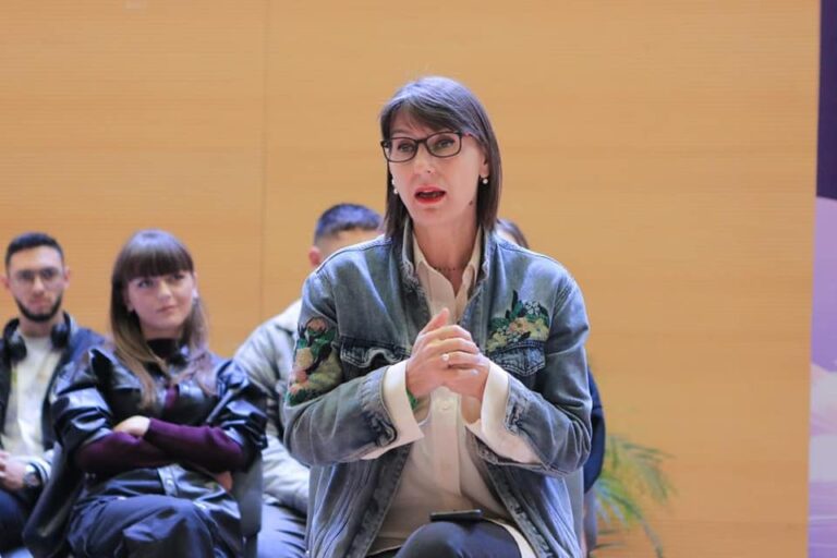 Çfarë e përcakton kohën e letërsisë? Koha e shkrimtarit? Apo koha e personazheve?