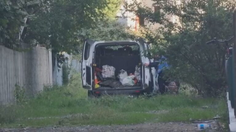 Armët u zbuluan, por policia nuk gjen se kush i fshehu mes pallateve