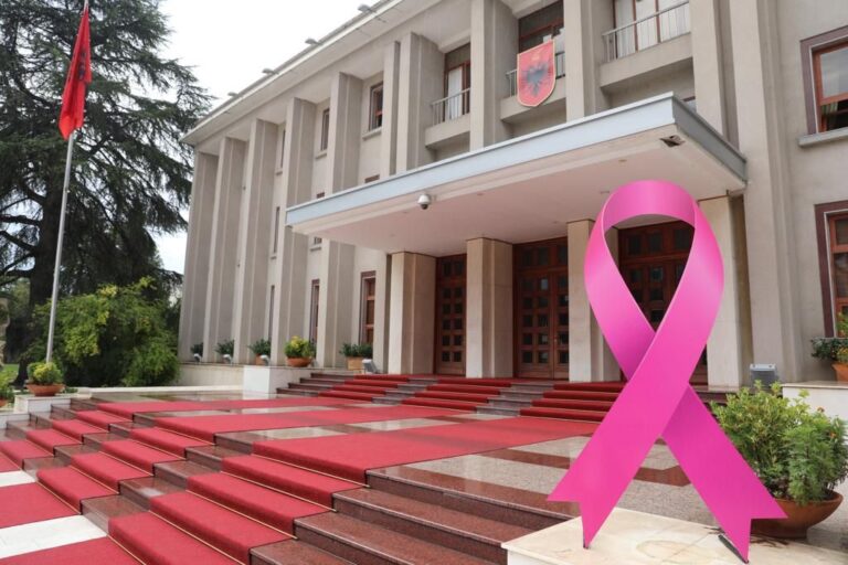Zonja e Parë, Armanda Begaj, mesazh sensibilizues për “tetorin rozë”: Një grua e shëndetshme, familje e lumtur