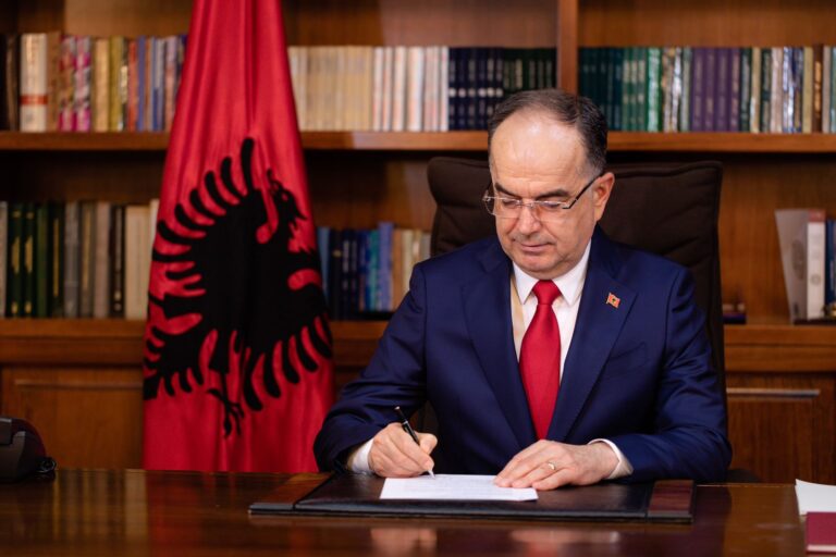 Komandanti i KFOR bisedë me presidentin Begaj: Shqipëria shprehu mbështetjen e plotë për misionin tonë