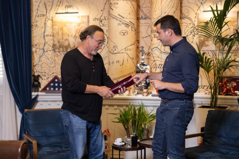 Jim Belushi në Shqipëri, takohet me Veliajn. Do të promovojë Tiranën në mediat amerikane
