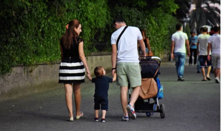 Miratohen procedurat e reja për vendosjen e fëmijëve në kujdes alternativ në familje