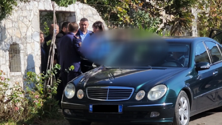 Baballarët mbanin peng fëmijët, ndërhyn policia