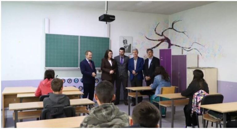 Pas pesë javëve grevë, nis mësimi në Kosovë