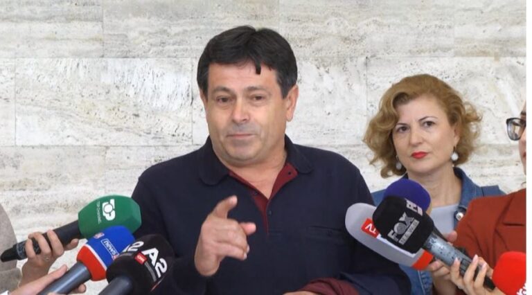 Pedagogu thirrje studentëve: Lërini gomonet, ejani merrni fatin tuaj në dorë!