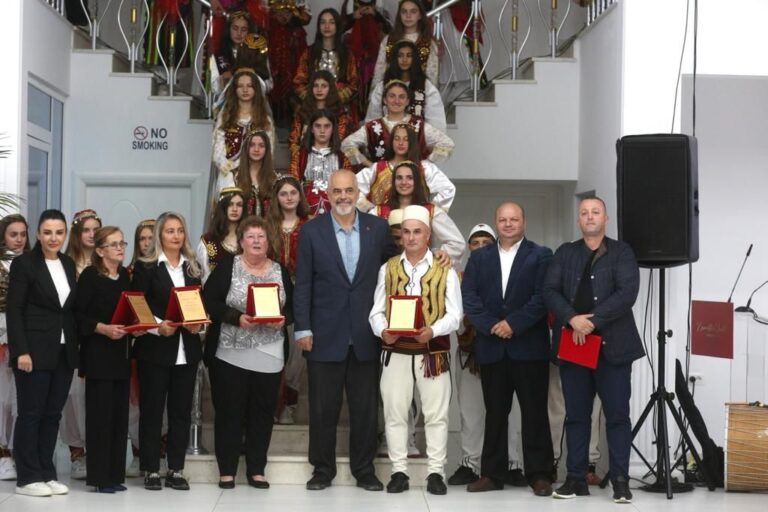 VIDEO/ Krenaria e komunitetit, Rama shpërndan certifikata për njerëzit e suksesshëm të Dibrës