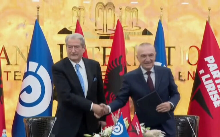 Berisha dhe Meta firmosin marrëveshjen për zgjedhjet e 14 majit: Do të goditet direkt Edi Rama