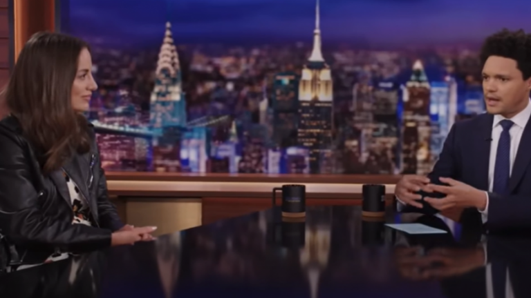 Mira Murati, shqiptarja që është Shefe e Teknologjisë në kompaninë e njohur OpenAI tregon në The DailyShow për sistemin DALL-E 2
