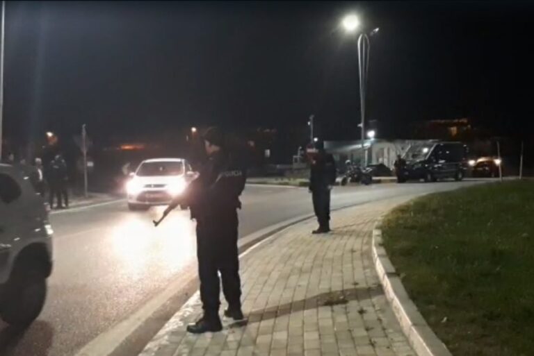 Me armë në duar, policia ngre pika kontrolli në Vlorë dhe Korçë