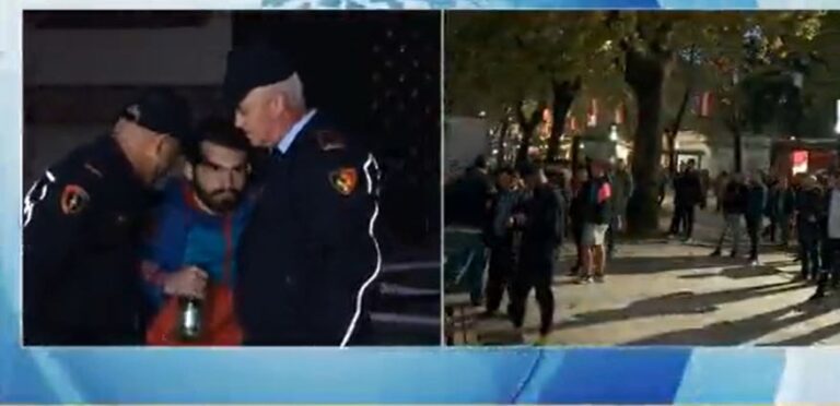 “Drejtësi për Learin!”/ Qytetarët ndezin qirinj dhe hedhin miell  para Ministrisë së Brendshme