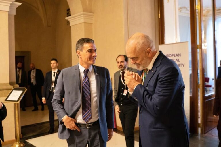 FOTO/ Rama në Pragë, takim të përzemërt me kryeministrin e Spanjës