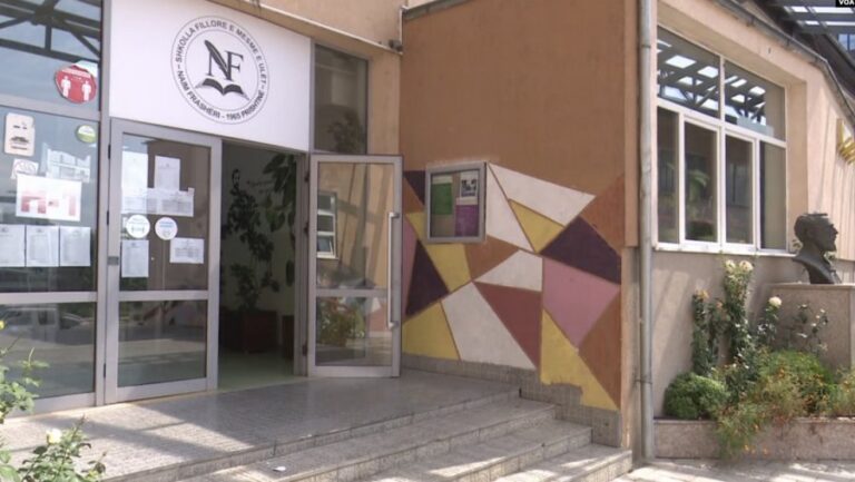 Nis nesër viti shkollor në Kosovë, pas një muaji greve