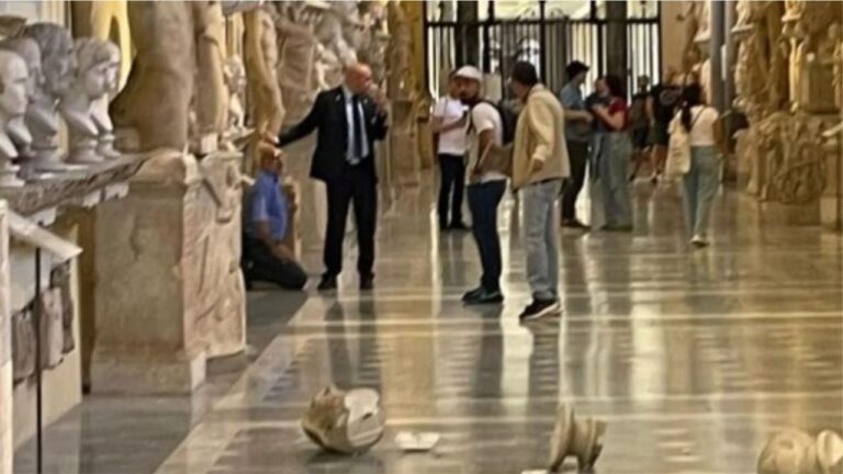 Turisti thyen skulpturat, donte të takonte Papën