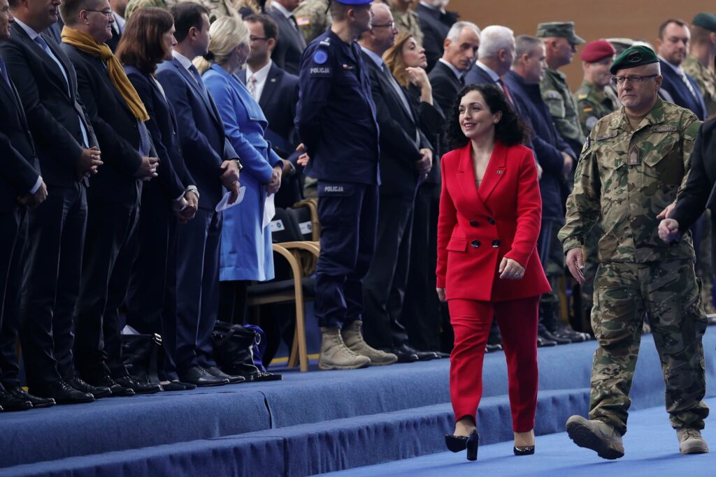Në ceremoninë e ndërrimit të Komandës së KFOR-it, Vjosa Osmani falenderon NATO-n