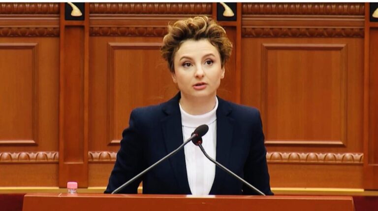 Deputetja Erisa Xhixho kërkon seancë urgjente në Kuvend me ministren e Arsimit, Evis Kushi