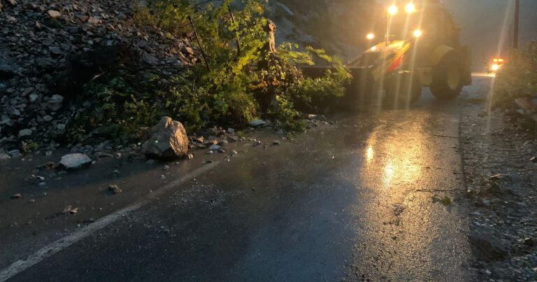 Moti i keq në Shqipëri, ARRSH: Ka rënie inertesh në rrugë dhe pemë të këputura